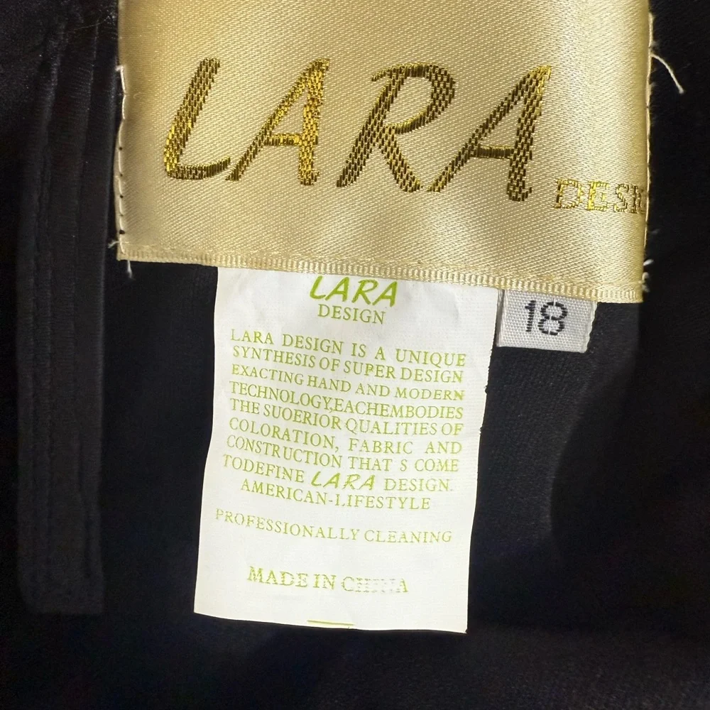 LARA Black Evening  gown  with Elegant Design - Picture 6 of 6